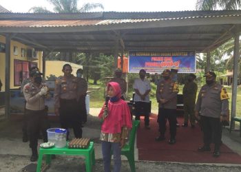 Kapolres Siak Serahkan 200 Ekor Bebek Bertelur untuk Warga Koto Gasib
