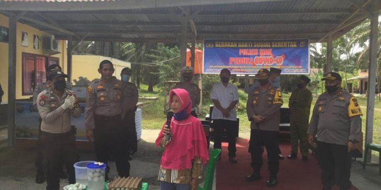 Kapolres Siak Serahkan 200 Ekor Bebek Bertelur untuk Warga Koto Gasib