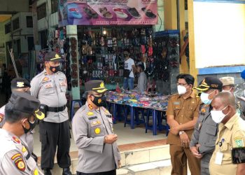 Kapolres Siak Tinjau Pasar Belantik Raya Sembari Membagi Bagikan Masker