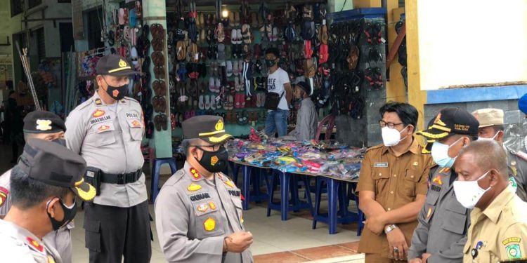 Kapolres Siak Tinjau Pasar Belantik Raya Sembari Membagi Bagikan Masker
