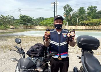 Pandemi Covid-19, Polsek Koto Gasib Pasarkan Madu Budidaya Warga Teluk Rimba