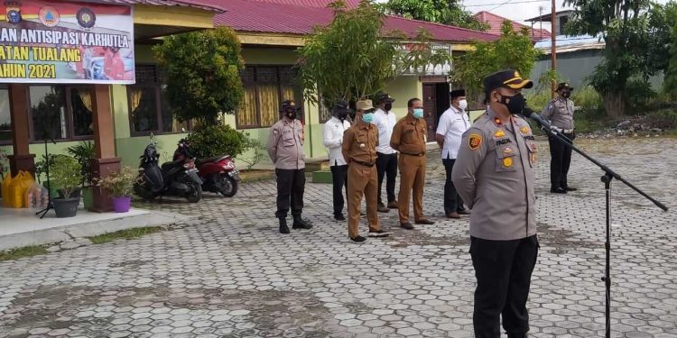 Kapolsek Tualang Pimpin Apel Gabungan Kesiapsiagaan Antisipasi Karhutla.