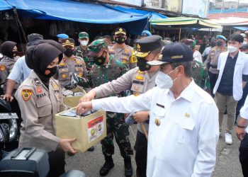 Ajak Gubernur, Kapolda Riau dan Pangdam I BB Taja Kegiatan Peduli Masyarakat CegahCovid-19, Bagikan 2 Ton Beras Dan 15.000 Masker