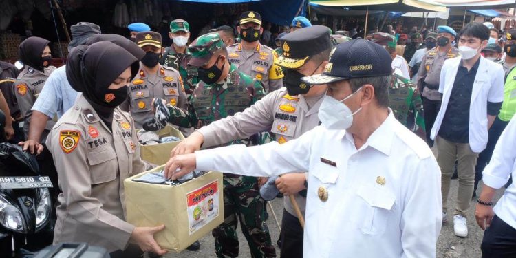 Ajak Gubernur, Kapolda Riau dan Pangdam I BB Taja Kegiatan Peduli Masyarakat CegahCovid-19, Bagikan 2 Ton Beras Dan 15.000 Masker