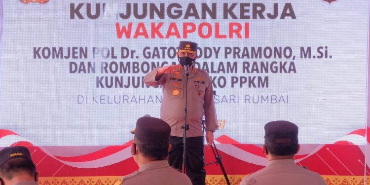 Kunjungi Posko PPKM Umban Sari, Wakapolri Komjen Gatot Ajak Warga Patuh Prokes