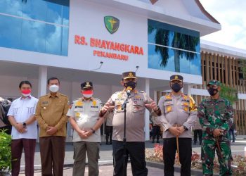 Kunjungi Vaksin Center, Wakapolri Tinjau Vaksinasi Dan Berikan Bantuan Masyarakat