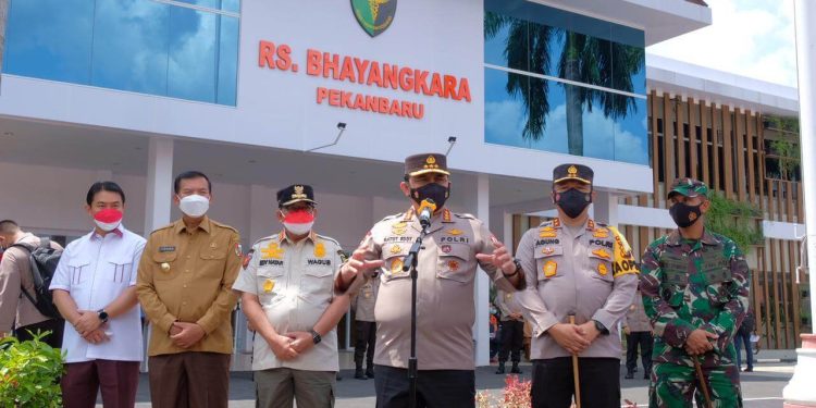 Kunjungi Vaksin Center, Wakapolri Tinjau Vaksinasi Dan Berikan Bantuan Masyarakat