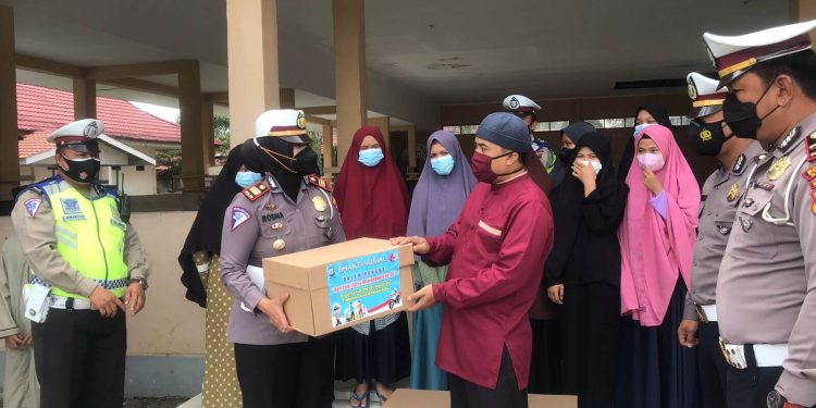 Peringati Hari Lalu Lintas Bhayangkara Ke 66 Tahun, Satlantas Polres Siak Lakukan Bakti Sosial