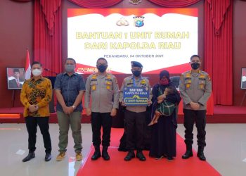 Personel-Brimob-Menangis-Dapat-Rumah-dari-Kapolda-Riau