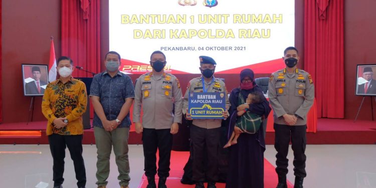Personel-Brimob-Menangis-Dapat-Rumah-dari-Kapolda-Riau