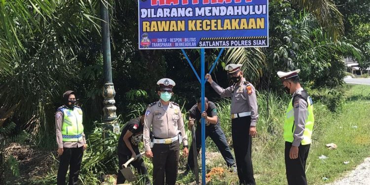 Satlantas Polres Siak Pasang Spanduk Himbauan kamseltibcarlantas Disejumlah Titik Rawan Laka di Minas