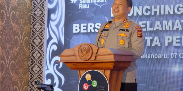 Kepolisian Daerah (Polda) Riau meluncurkan aplikasi berbasis teknologi yang bernama Bersama Selamatkan Riau (BSR) untuk menangani masyarakat yang terkonfirmasi Covid-19. Hari ini Aplikasi tersebut dilounching di Aula Zapin Mako Polresta Pekanbaru