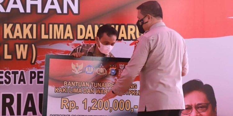 Penyaluran Bantuan Tunai Pedagang Kaki Lima Dan Warung (BTPKLW) Di Mako Polresta Pekanbaru, Salurkan Dana 2,6 M Bagi  2.233 Penerima.