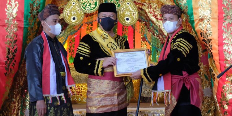 Gelar Kehormatan Adat Datuak Bandaro Alam Kapolda Riau