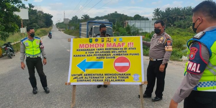 Demi Arus Lalu Lintas Berjalan Lancar dan Cegah Terjadinya Laka Lantas, Satlantas Polres Siak Alihkan Kendaraan Bertonase Diatas 8 Ton Ke Jalur Alternatif