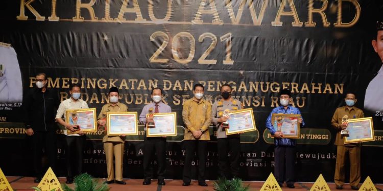 Kapolda Riau menerima anugerah penghargaan Pemeringkatan dan Penganugerahan Badan Publik se-Provinsi Riau tahun 2021 dari Komisi Informasi Riau.