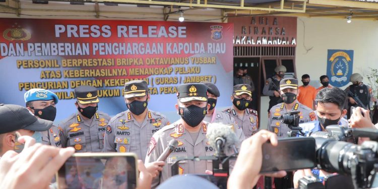 Puji Aksi Heroik Bripka Oktavianus, Kapolda Riau Irjen Iqbal Sentil Oknum yang Banyak Duduknya : Laporkan ke Saya!