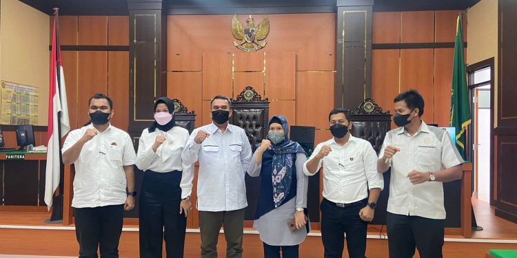 Polisi Menang Prapid. Hakim Tolak Seluruh Permohonan Pemohon, Penetapan Tersangka, Penangkapan dan Penahanan Anthony Hamzah Sah.