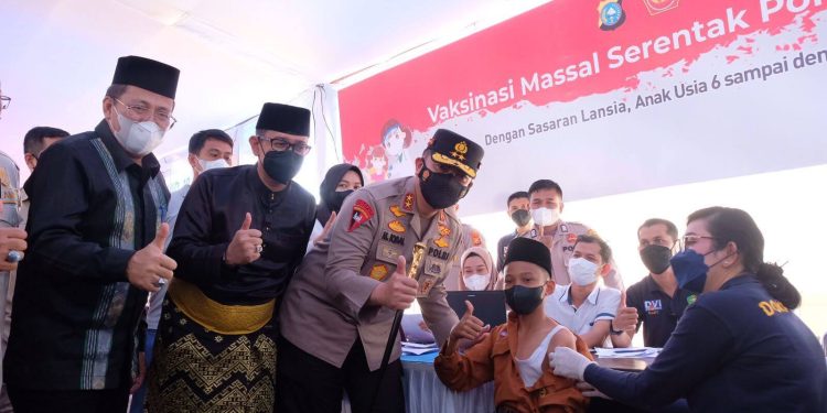 Dipimpin Kapolri Secara Virtual, Kapolda Gelar Vaksinasi Bersama di Kantor LAM Riau.
