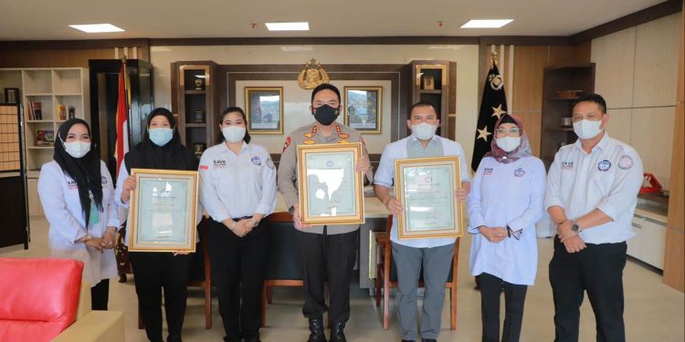 Membanggakan, Kapolda Riau Peroleh Penghargaan dari TRC PPAI Karena Penanganan Kasus Anak yang Sangat Baik