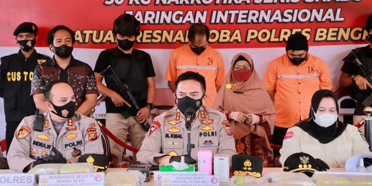 Berhasil Ungkap Narkoba 30 Kg Sabu, Kapolda Riau Datangi Mapolres Bengkalis : “Kejar dan Tindak Tegas Bandar Narkoba!”