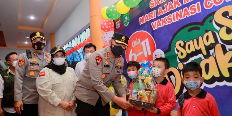 Kapolda Riau Tinjau Vaksinasi Massal Lansia dan Anak Anak di Bengkalis