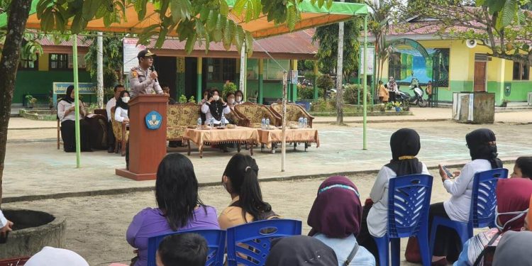 Kapolsek Siak Hulu Sosialisasi Vaksin di SDN 011 Desa Baru Siak Hulu Kampar