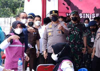Kapolda Riau Pada Vaksinasi Serentak : Tetap Kedepankan Prokes dan Percepat Laju Vaksinasi.