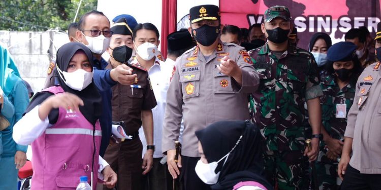 Kapolda Riau Pada Vaksinasi Serentak : Tetap Kedepankan Prokes dan Percepat Laju Vaksinasi.
