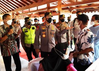 Gelar Vaksinasi di Candi Borobudur, Kapolri: Percepatan di Tempat Wisata yang Interaksi Tinggi
