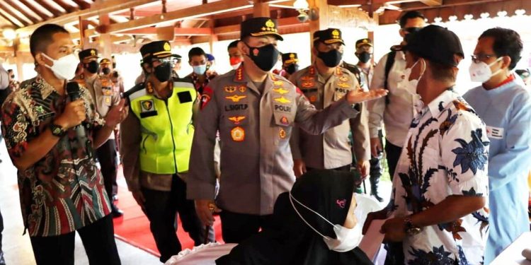 Gelar Vaksinasi di Candi Borobudur, Kapolri: Percepatan di Tempat Wisata yang Interaksi Tinggi