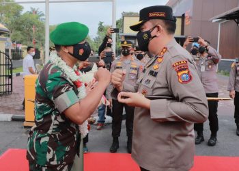 Seorang Danrem di Lepas Dengan Gegap Gempita di Markas Polda Riau