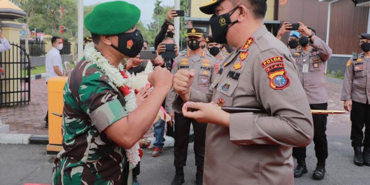 Seorang Danrem di Lepas Dengan Gegap Gempita di Markas Polda Riau