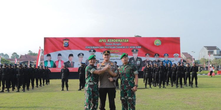 Seorang Danrem di Lepas Dengan Gegap Gempita di Markas Polda Riau