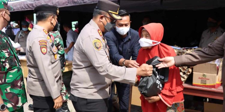 Gelar Vaksinasi Akbar, Polres Siak Berikan Sembako Kepada Lansia