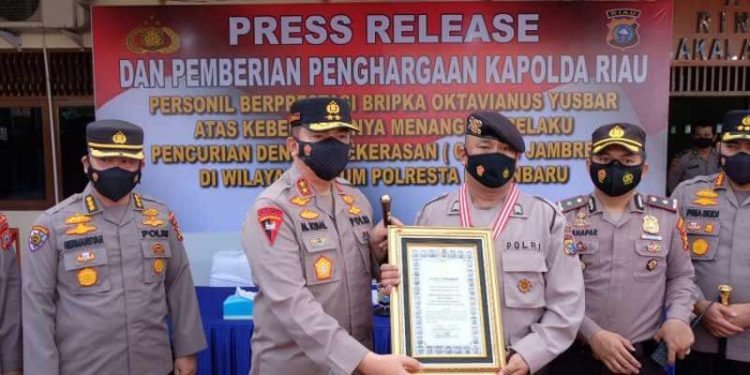 Polisi Tabrakkan Diri ke Motor Jambret di Riau Dapat Penghargaan: Piagam hingga Rekomendasi Sekolah