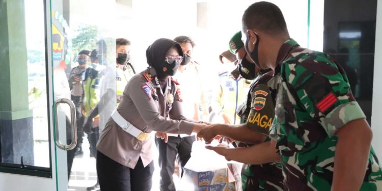 Pererat Sinergitas TNI-Polri,Kapolres Siak Datang Berikan Bekal Untuk Berbuka Puasa Bagi Personel Makodim 0322 Siak
