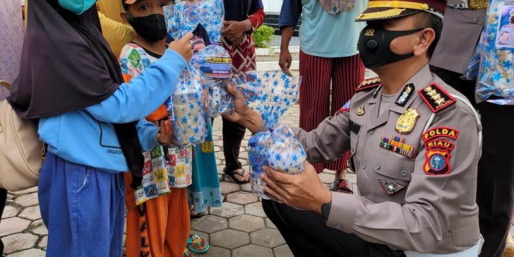 Bagi Takjil Kepada Pengguna Jalan, Dirlantas : Kita Menghimbau Masyarakat Tertib Berlalu Lintas