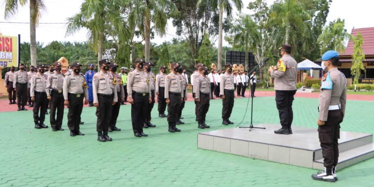 Kapolres Siak Berikan Penghargaan Kepada 18 Personil Polres Dengan Capaian Tertinggi Pendataan Masayarakat Penerima BTPKLW