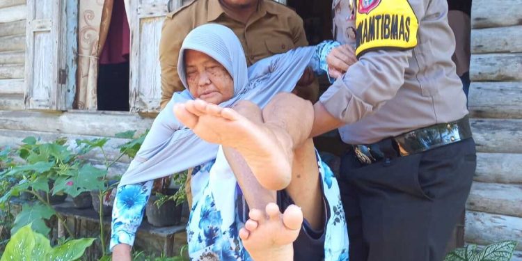 Aipda Irhami Bhabinkamtibmas Kampung Benteng Hulu Bantu Warga Yang Lumpuh Dapatkan Pengobatan