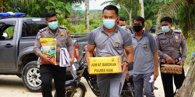 Polres Siak Bantu Warga Membutuhkan Melalui “Jumat Barokah”