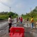 Polsek Kerinci Kanan melakukan semenisasi jalan berlobang di depan Mako Polsek Kerinci Kanan.