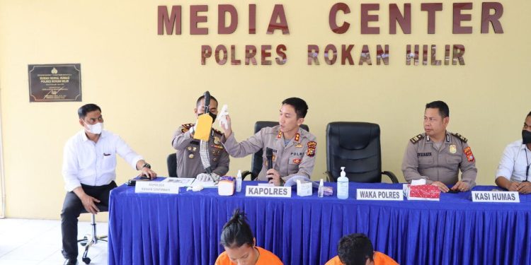 Polres Rohil Ungkap Kasus Pembunuhan Berencana Dalam 24 Jam, Pelaku Ipar dan Adik Korban