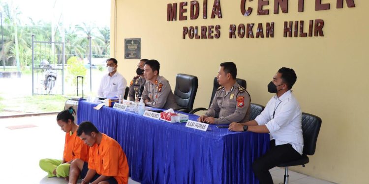 Polres Rohil Amankan Pelaku Pembunuhan Dalam 24 Jam, 2 Pelaku Pasangan Suami Istri