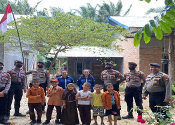 Dukung Semarak Hari Kemerdekaan, Polres Siak Bagikan Bendera Merah Putih Ke Rumah Rumah Warga