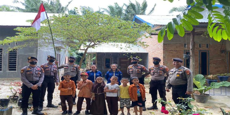 Dukung Semarak Hari Kemerdekaan, Polres Siak Bagikan Bendera Merah Putih Ke Rumah Rumah Warga