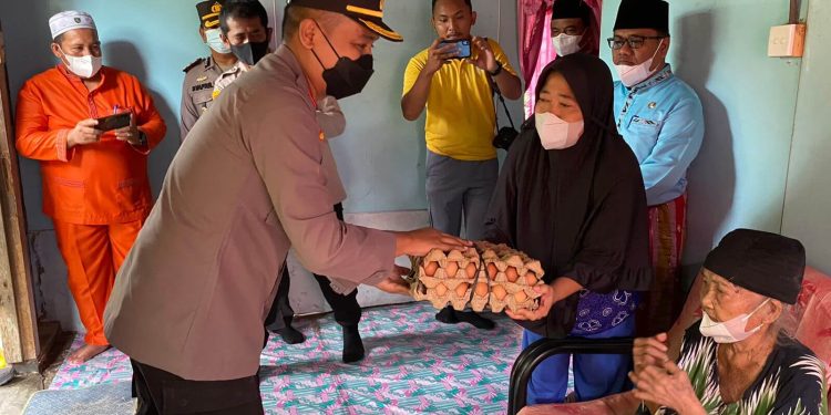 Polres Siak Bantu Masyarakat Yang Membutuhkan dengan Program Jumat Barokah