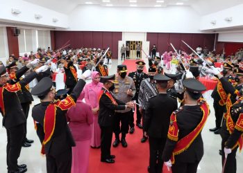 Kapolda Riau Lepas Secara Tradisi 62 Personel Yang Masuk Purna Bhakti