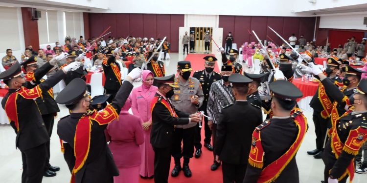 Kapolda Riau Lepas Secara Tradisi 62 Personel Yang Masuk Purna Bhakti