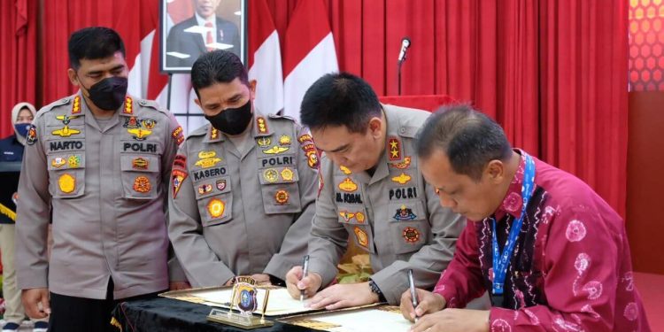 Tandatangani Kerjasama, Kapolda Riau Irjen Iqbal : Wujud Kemitraan dan Sinergitas Media
